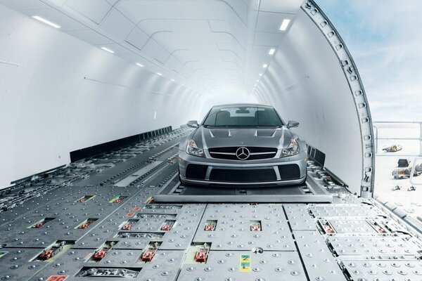 Mercedes sl-65 na pokładzie samolotu