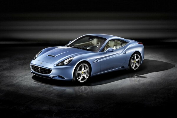 Niebieskie ferrari California na bardzo ciemnym tle