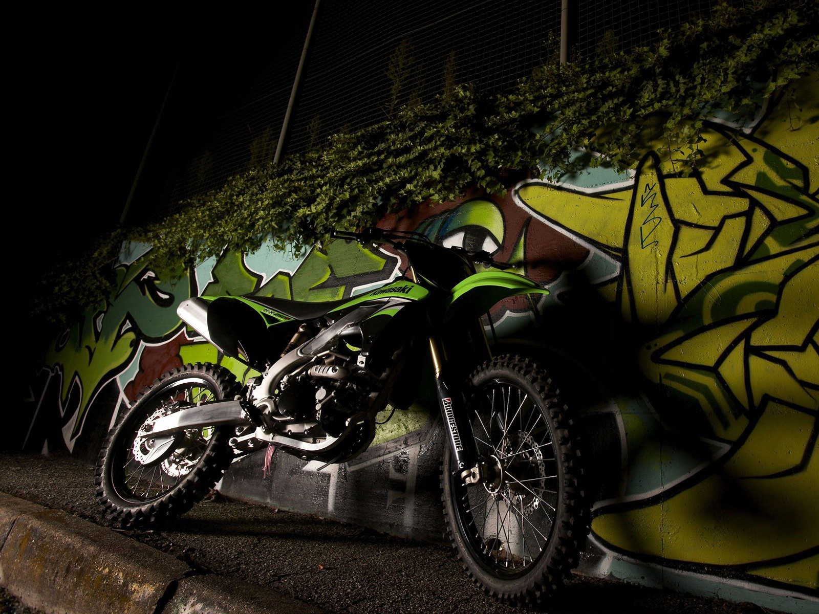 мотоцикл kawasaki граффити ночь