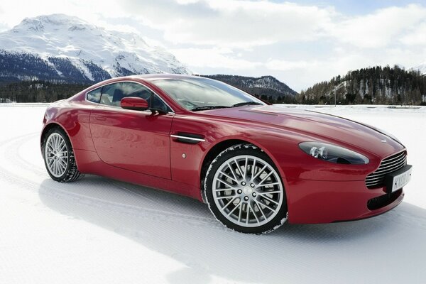 Czerwony Aston-Martin na lodowym płaskowyżu