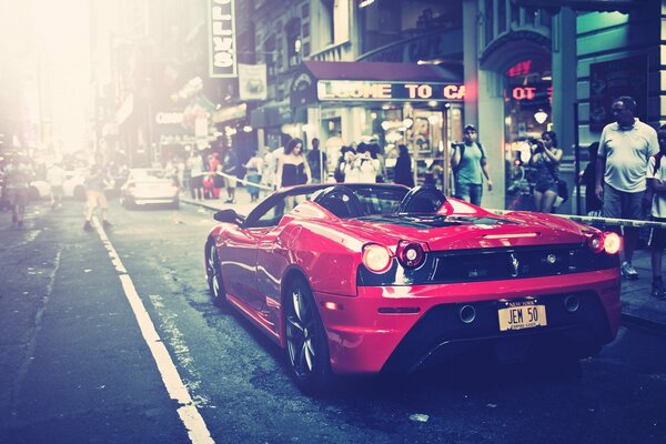 Samochód Ferrari w kolorze czerwonym na ulicy miasta