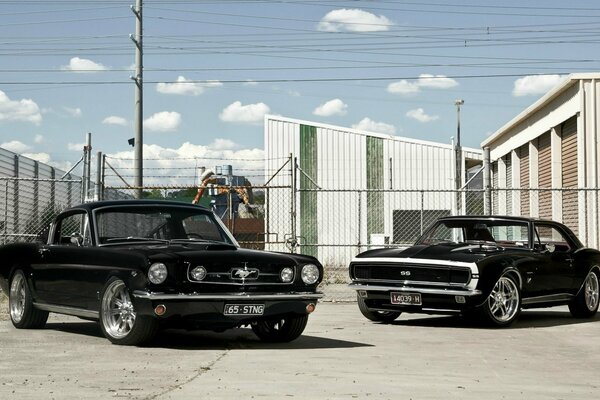 Retro Ford Mustang I chevrolet pod gołym niebem