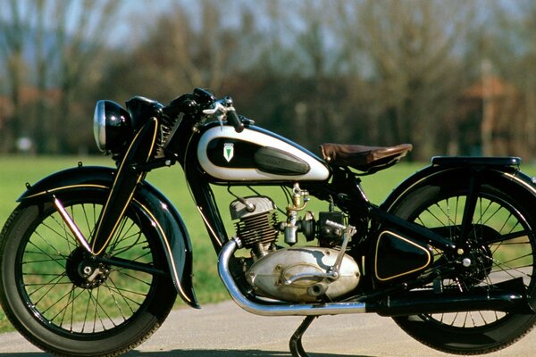 Stary motocykl retro na tle zielonej trawy