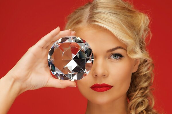 Dziewczyna z czerwoną szminką i dużym diamentem