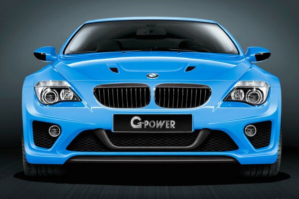 Мощный синий суперкар bmw m6_g мчит насвстречу