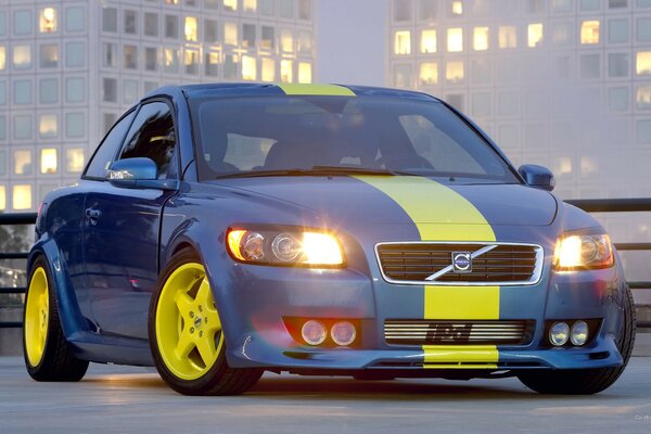 Tuningowane Volvo z żółtymi tarczami