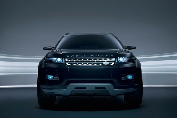 Czarny land rover z reflektorami ksenonowymi