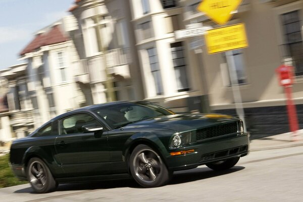 Ciemny Ford Mustang w granicach miasta