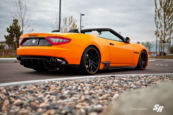 A ja wsiadam do pomarańczowego kabrioletu Maserati v-8