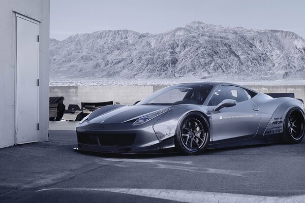 Tuningowane Ferrari na tle gór