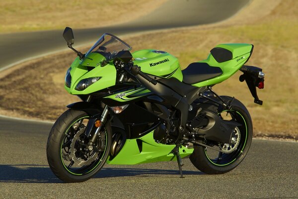 Zielony motocykl sportbike kawasaki zx-6r
