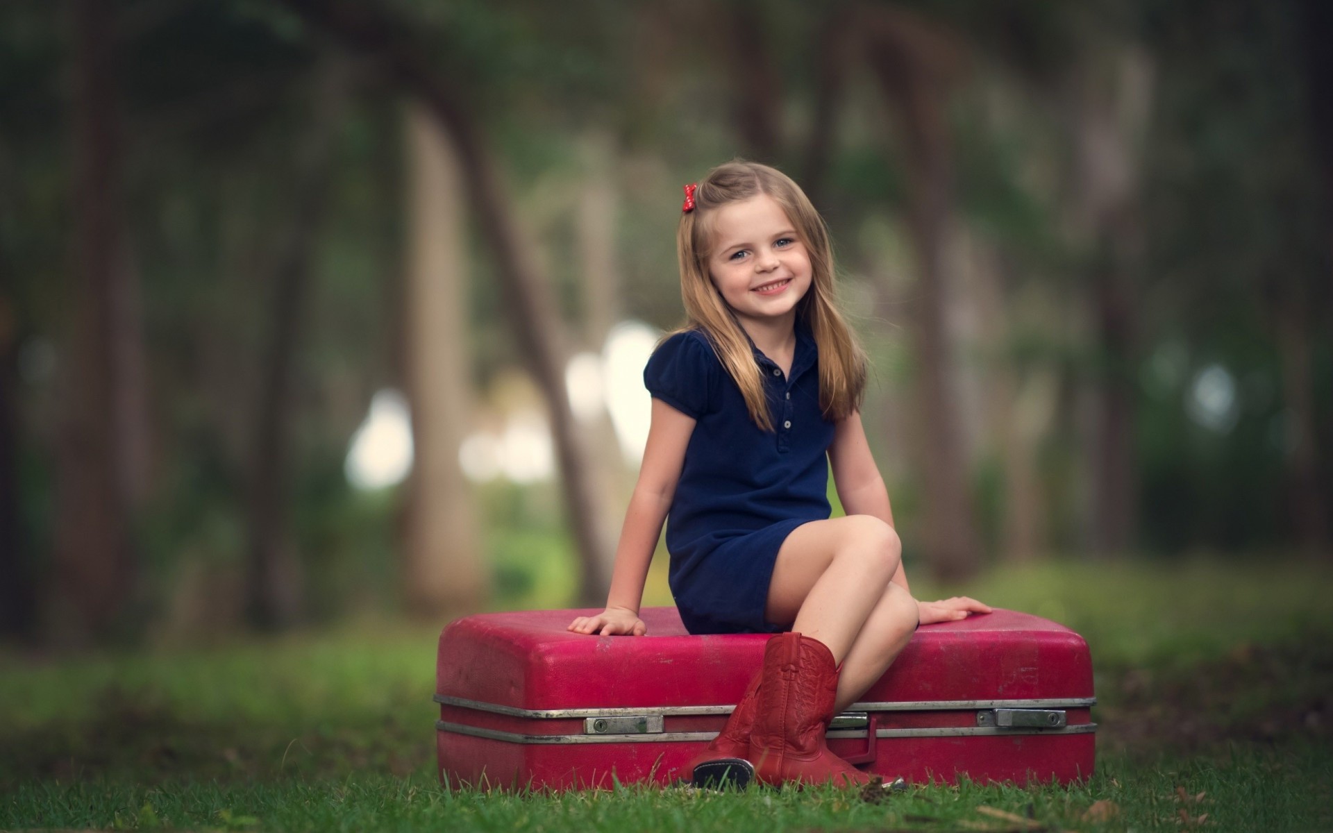 радость девушка чемодан юмор ребенок лес настроение
