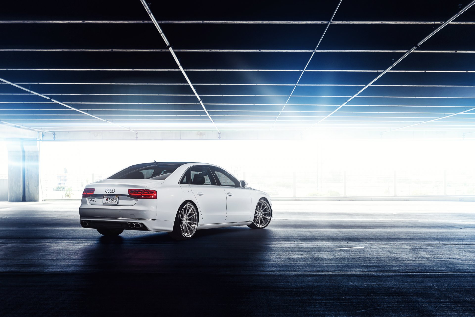 audi a8 l biały tył parking odblask