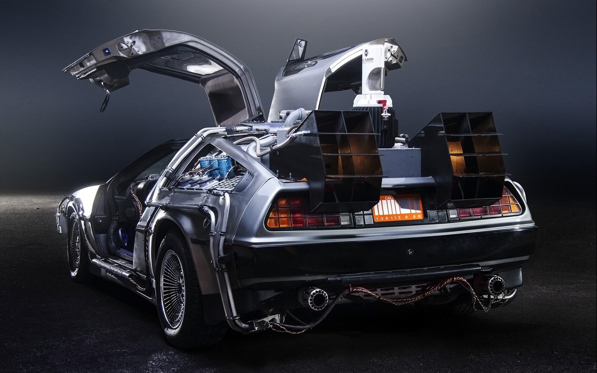 delorean dmc-12 powrót do przyszłości wehikuł czasu delorean widok z tyłu wydech drzwi tło