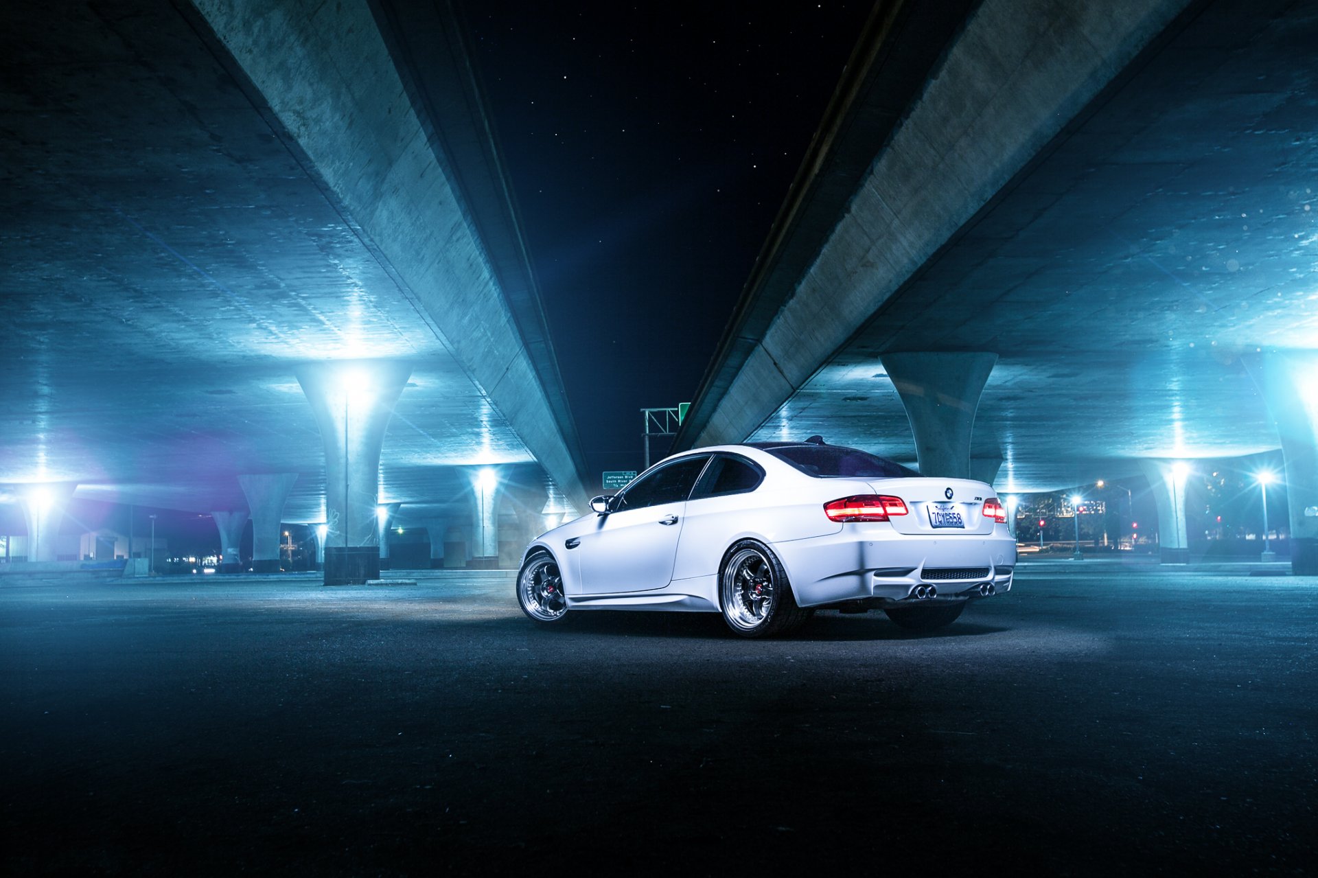 bmw м3 e92 белый сзади бмв мост