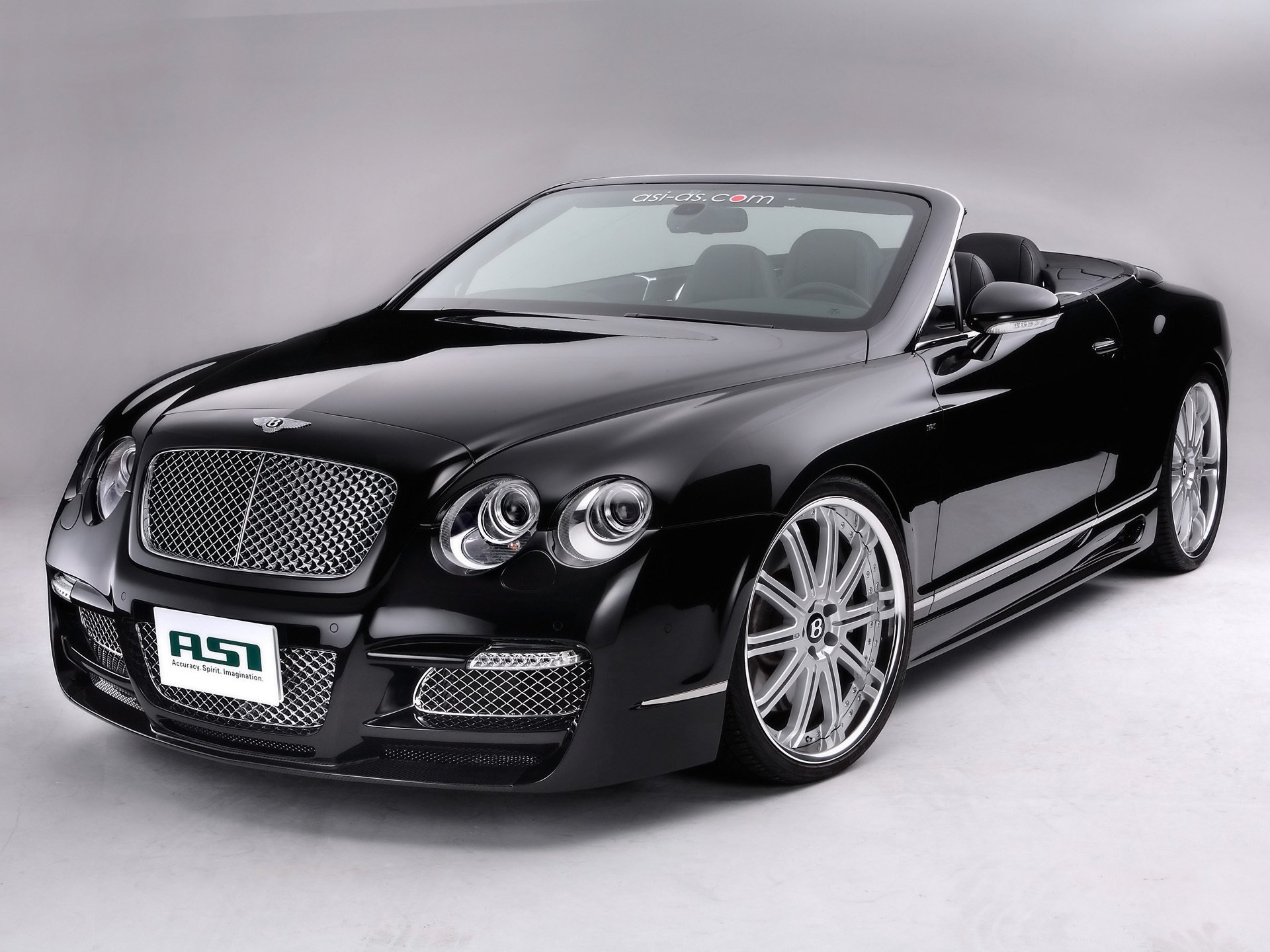 машина bentley кабриолет черный диски на сером фоне