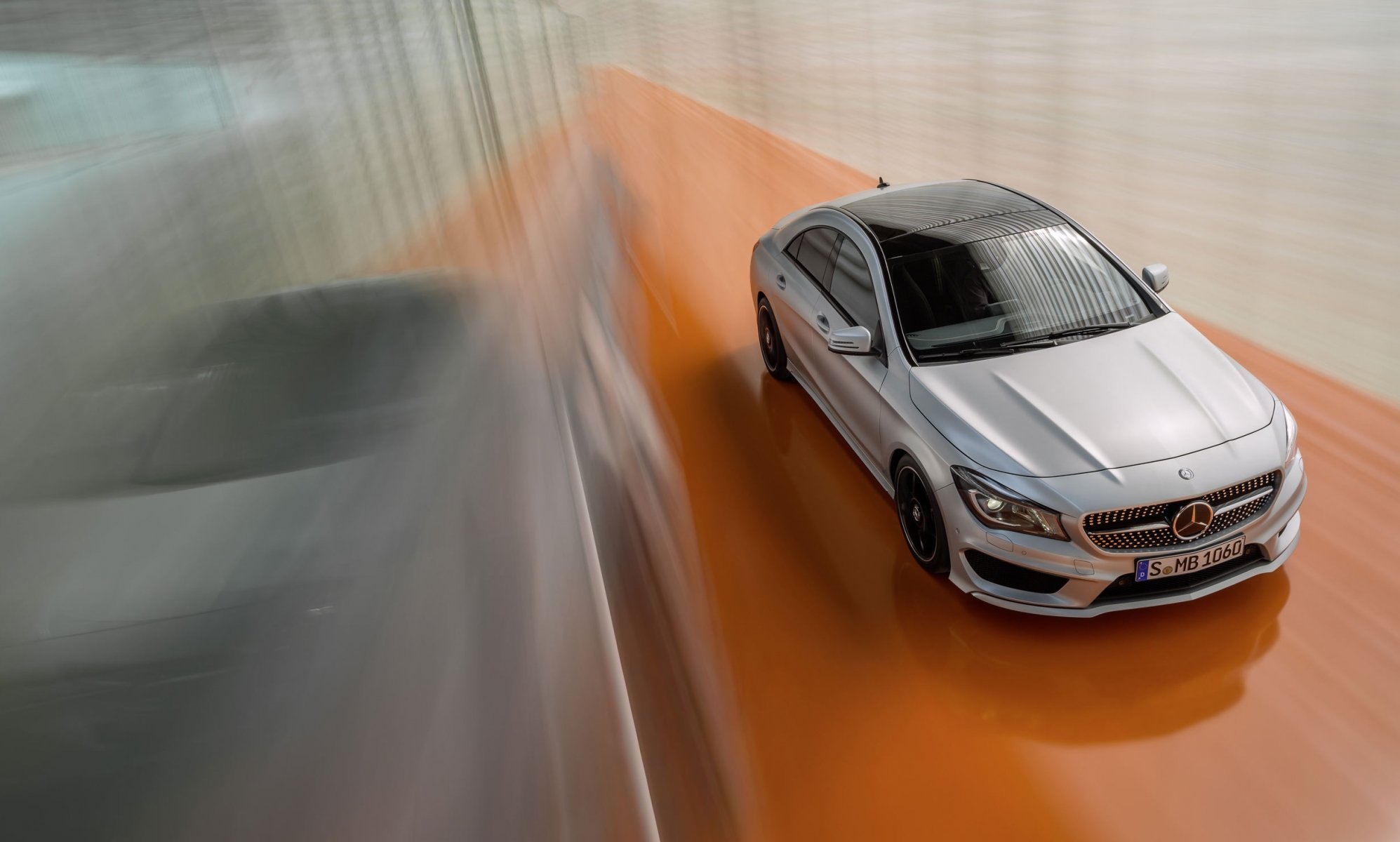 mercedes-benz cla класс в движении вид с верху машина матовый серебро