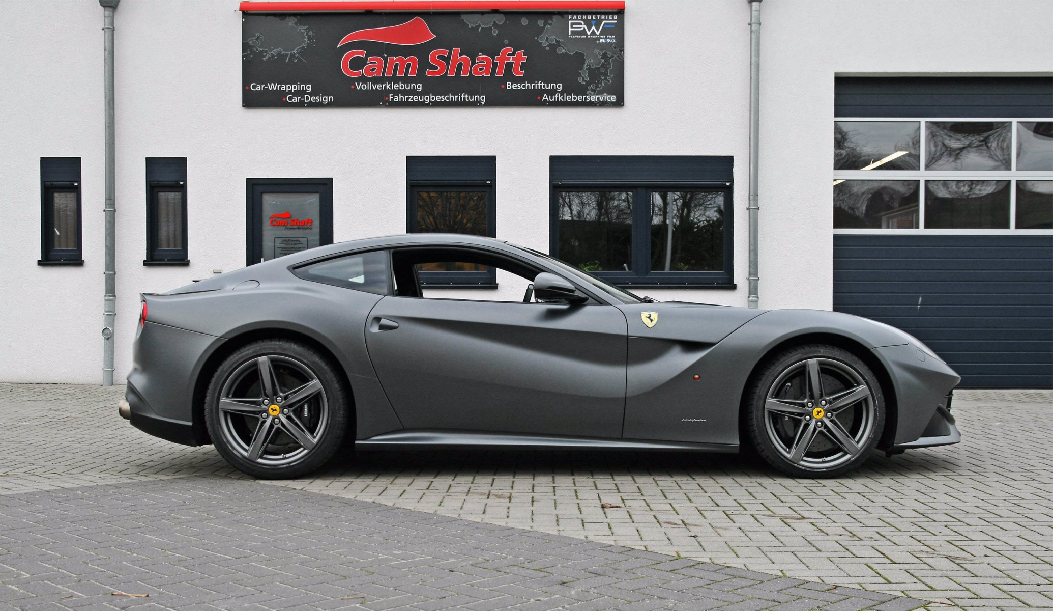 ferrari f12 berlinetta распределительного вала вид сбоку серебристая феррари