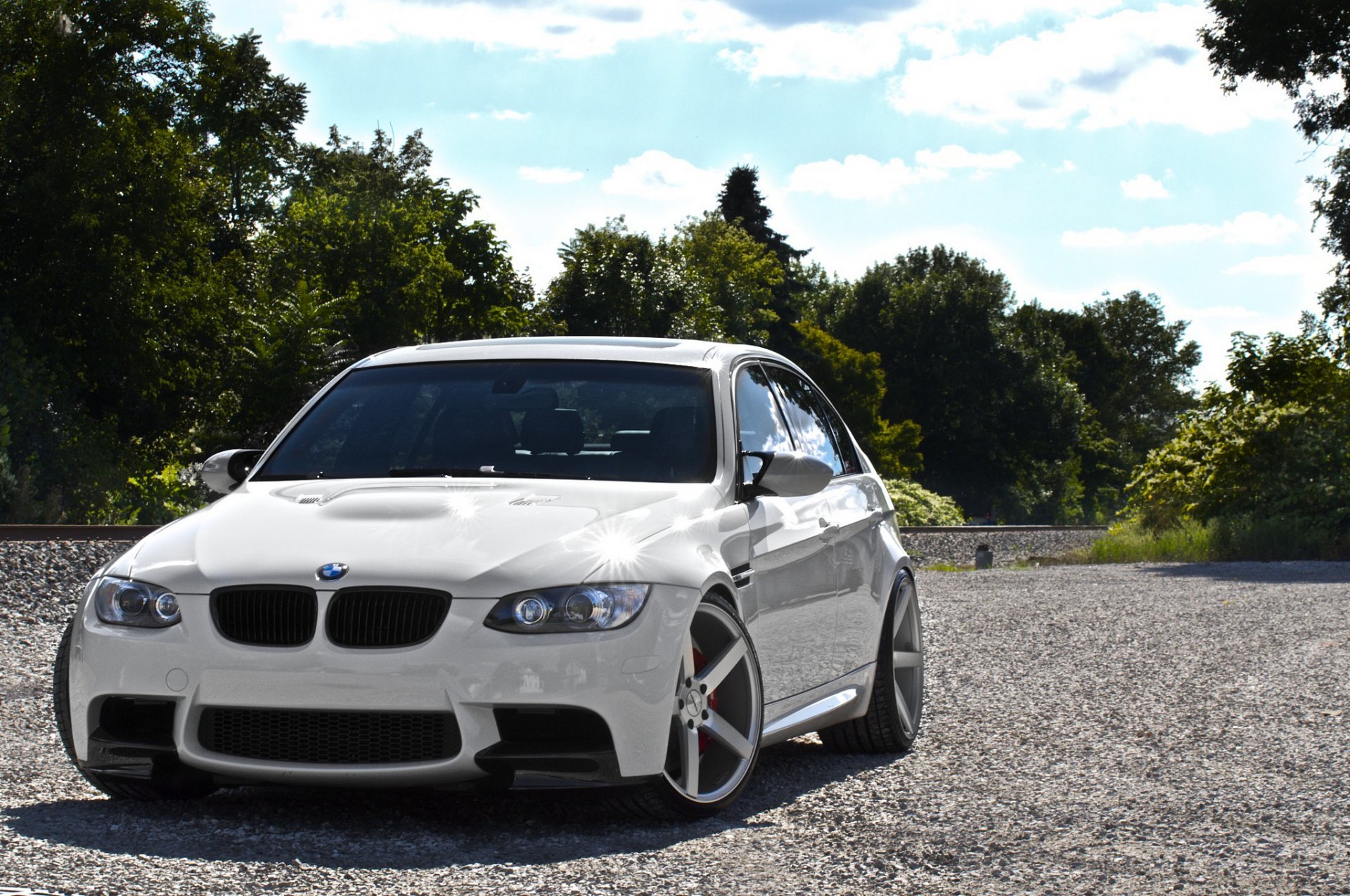 bmw м3 e90 белый бмв седан вид спереди леревья небо облака