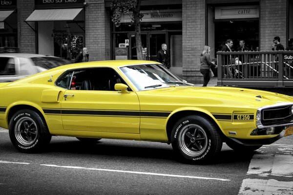 Żółty klasyczny Ford Mustang na drodze