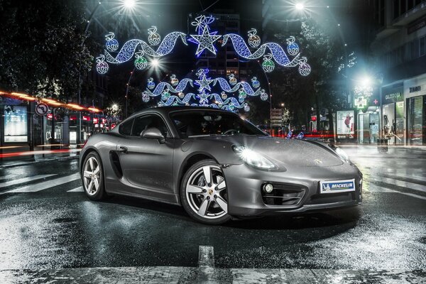 Серебристый porsche cayman на дороге