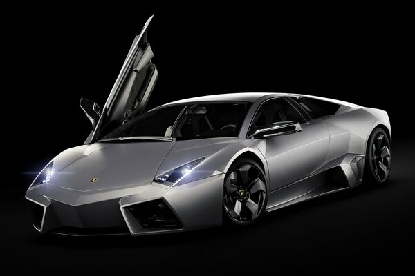Суперкар lamborghini reventon на черном фоне