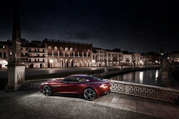 Aston martin am310 на фоне ночного города