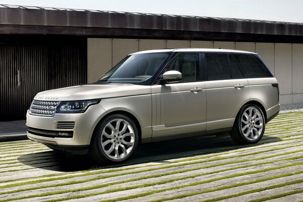 Автомобиль range rover рядом с домом