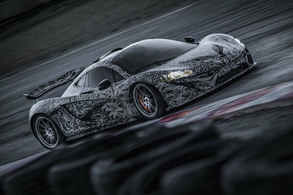 Суперкар McLaren p1 чёрный с белой аэрографией