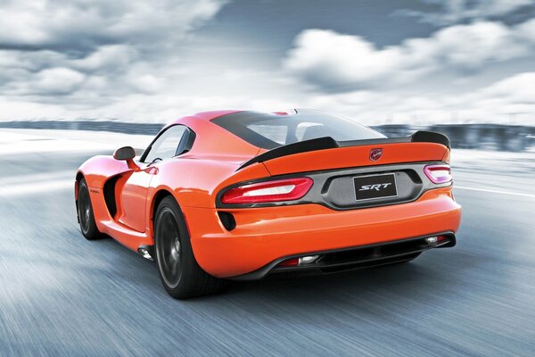Pomarańczowy Dodge Viper na tle chmur