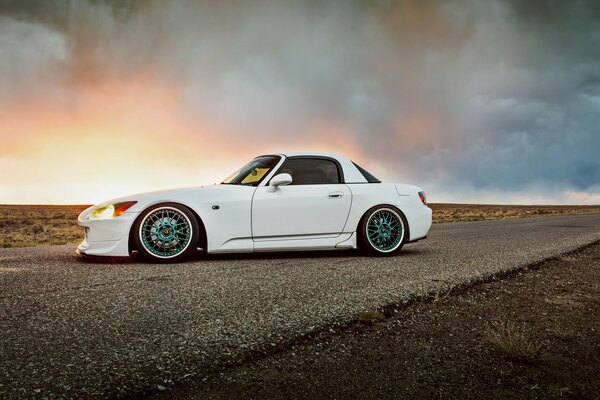 Белая honda s2000 стоит на дороге