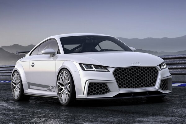 Белый автомобиль Audi TT Quattro на трассе