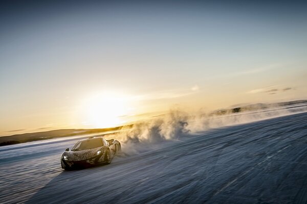 Суперкар mclaren p1 едет на скорости по снегу