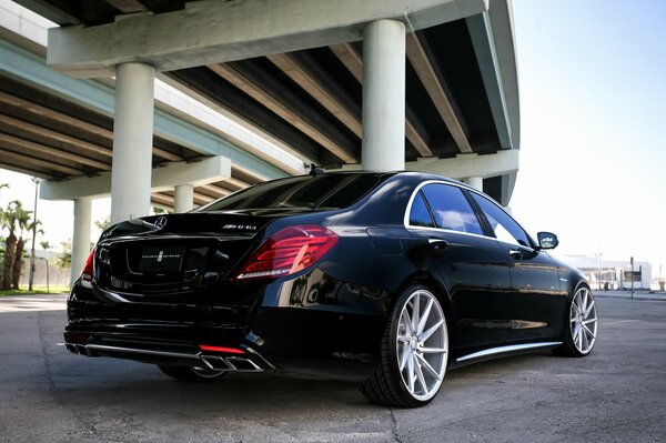 Тюнингованный спортседан mercedes s63 amg черного цвета