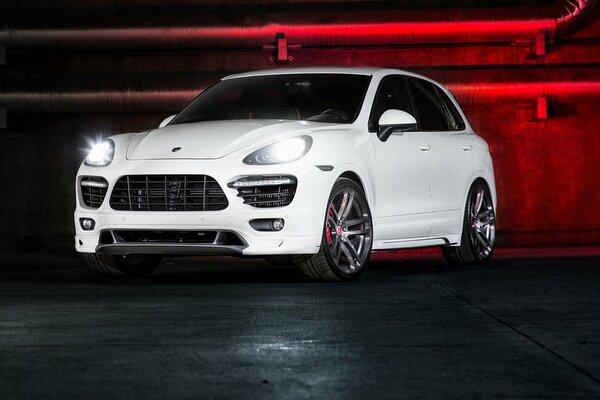 Белый porsche vorsteiner в подземном гараже