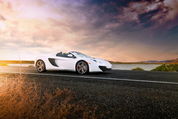 Белый суперкар McLaren на дороге