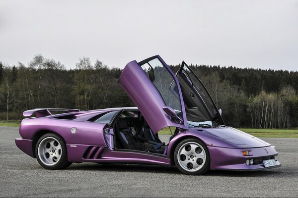 Фиолетовый lamborghini с поднятыми дверями