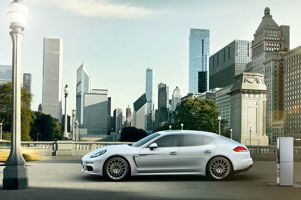 Машина porsche panamera e -hybrid