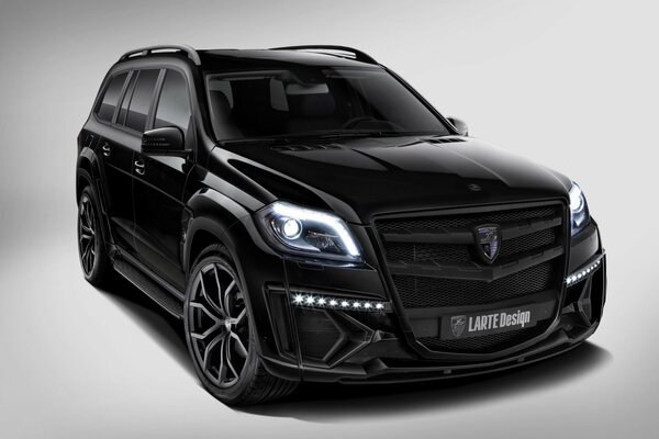 Czarny Mercedes crystal z włączonymi reflektorami