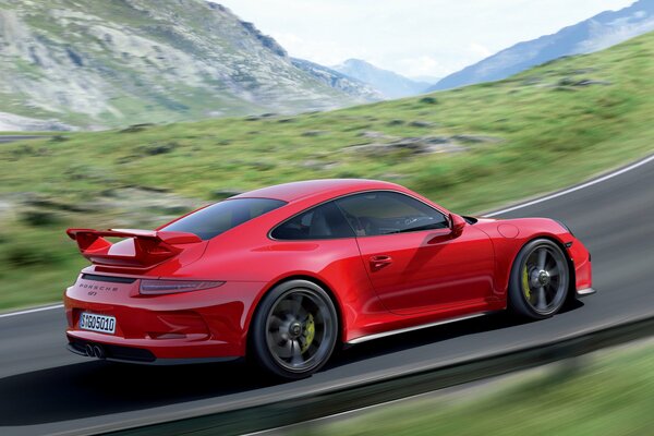 Красный порш 911 gt3, который едет по дороге
