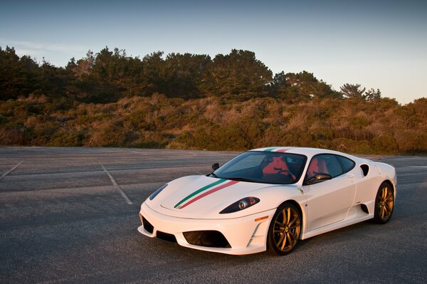 Белый ferrari f430 scuderia в вечернее время