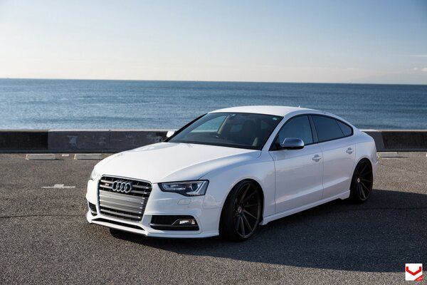 Японский автомобиль audi с тюнинговаными колесами