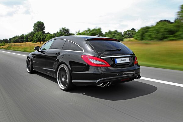 Скорость и красота-все это mersedes cls 63