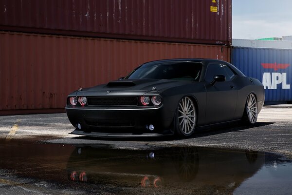 Мощь и сила черный dodge challenger srt 8
