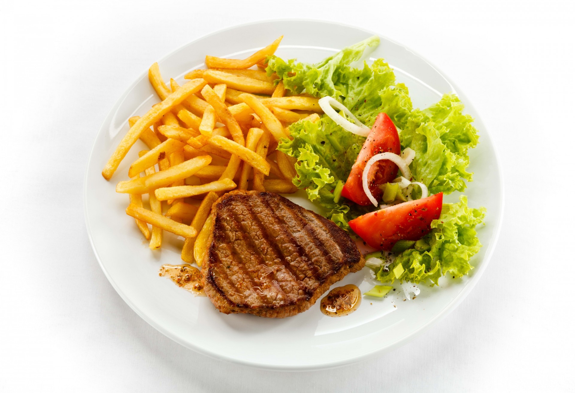 ziemniaki kotlet surówka talerz kapusta mięso