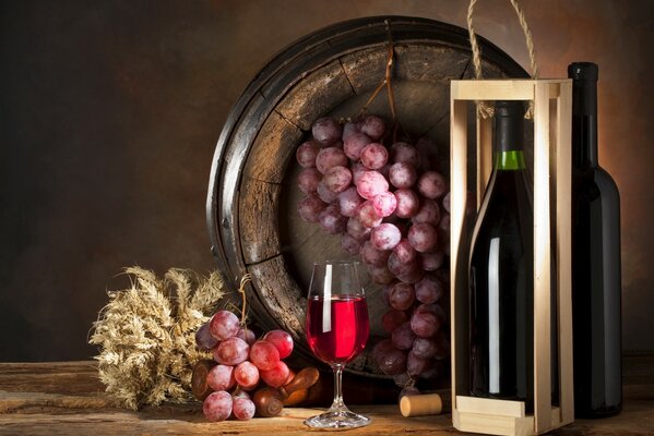 Wino w kieliszku i winogrona