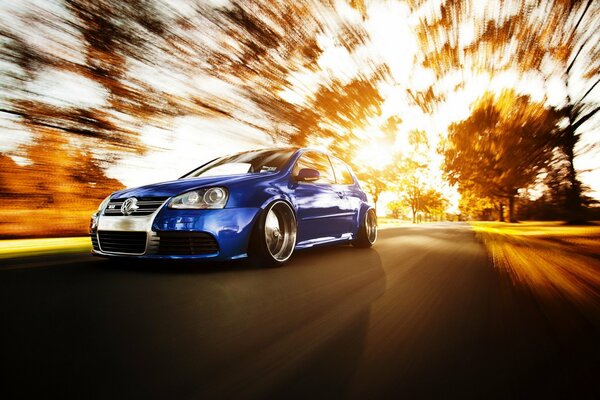 Volkswagen GOLF NIEBIESKI w ruchu