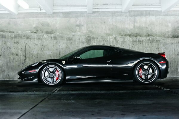Czarne ferrari 458 na tle ściany
