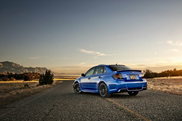 Subaru Impreza na tle drogi
