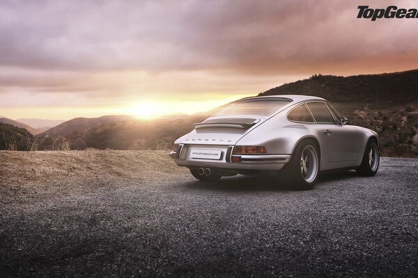 Małe Porsche na tle zachodu Słońca